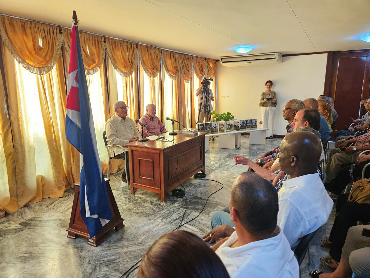 QueipoRuiz's tweet photo. En estos momentos con #HonorHolguinero se realiza el lanzamiento de las Obras Escogidas del General de Ejército #RaúlEsRaúl desde #HolguínSí, su tierra natal y preámbulo al #95DeRaúl. Una obra integra y digna por la defensa de #Cuba. https://t.co/uKo09Qn8up
