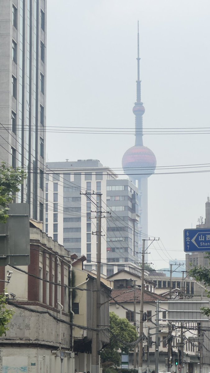 liwangran's tweet photo. There is a foreign language bookstore on Fu Zhou Road. There you can see the Oriental Pearl Tower on the other side of river and here it worth wandering for a whole afternoon, I finally chose some novels and I ran into some foreign friends buying HSK test books.😃 ￼ https://t.co/BIn8H77fPY