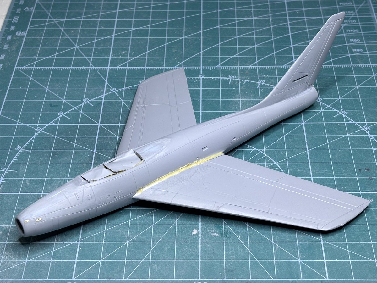 KYmodelers's tweet photo. YF-96A / YF-84F-RE 49-2430 試作1号機製作 10

胴体の筋彫りもなんとか終わり、主翼を取付けて十の字
フィレットをエポパテで盛り付け

#72lab
#2026軍団プラモ祭
#軍団26カミナリ祭 https://t.co/Ba78rRzkSk