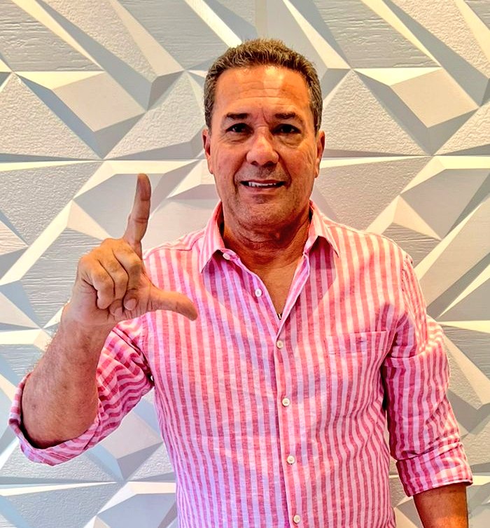CostaJr2023's tweet photo. Vanderlei Luxembrugo faz o L do @LulaOficial ! https://t.co/6PQcaiLpPX