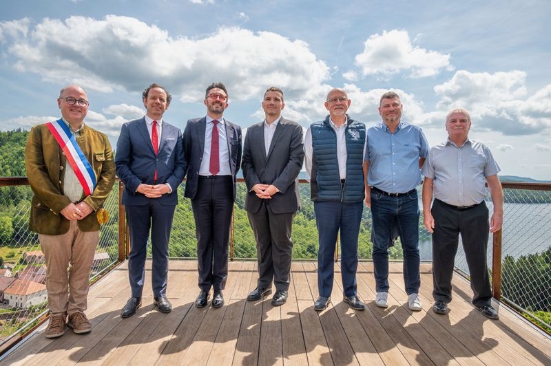 Prefet88's tweet photo. Antoine Planquette, Sous-Préfet de Saint-Dié-des-Vosges, a participé à l’inauguration du site restauré du château de Pierre-Percée, aux côtés des élus, des partenaires institutionnels, des entreprises mobilisées et des acteurs du patrimoine.

Après plusieurs années de travaux, les vestiges de cette forteresse du XIIᵉ siècle, classée monument historique, sont désormais de nouveau accessibles au public. Ce chantier a permis de sécuriser et de mettre en valeur ce site grâce à la restauration des maçonneries, à des fouilles archéologiques, à l’aménagement d’un escalier, d’un belvédère et de nouveaux espaces d’accueil offrant des panoramas remarquables sur le lac de Pierre-Percée.

Cette réhabilitation permet de transmettre aux générations futures un héritage tout en renforçant l’offre touristique et culturelle du territoire.

Témoignant de son engagement en faveur de la préservation du patrimoine et de l’attractivité des territoires, l’État a participé au financement de ses travaux.

#Patrimoine #PierrePercée #Vosges #MonumentHistorique #Culture #Tourisme #État #GrandEst #AménagementDuTerritoire