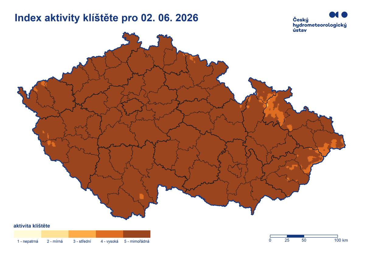 CHMUCHMI's tweet photo. 🟢 Počasí a živá příroda 2. června 2026

🏖️ Začalo fenologické časné léto.
🌿 Doolisťují se akáty, jasany a ořešáky, prodlužují se jehlice borovic.
🌼 Akáty, bez černý a šípkové růže naplno kvetou i ve středních polohách.
🍒 V nížinách začínají pomalu dozrávat třešně.
🌼 Dále kvete jetel, kopretiny, jahodníky, hluchavky, pryskyřníky, konvalinky a vlčí máky, dozrávají jahody, v přírodě jsou patrné plody sasanek. Borovice již odkvétají, stejně jako brusnice borůvky, fruktifikují jeřabiny. Začínají butonizovat květy lip, zejména ve velkých městských aglomeracích (např. Praha – vliv tepelného ostrova města). Na Vysočině (Krásná Hora u Havlíčkova Brodu, 440 m n. m.) stále kvete šeřík.
👉 Vegetace je ve svém vývoji na většině území v normálu, místy je její vývoj mírně zrychlený.
🤧 Z pylových alergenů stále dominují trávy, bez černý, jitrocel a kopřivy, na některých lokalitách mohou ještě dokvétat ořešáky či řepka ozimá. Pylový semafor ukazuje vysokou, místy až mimořádnou zátěž ❗, přičemž středa díky srážkám a ochlazení přinese přechodnou úlevu.
🪳 Jarní rojení lýkožrouta smrkového pokračuje, zároveň sledujeme očekávaný vývoj jeho první generace.
🦟 Na většině území jsou letové podmínky pro komáry mírně až středně příznivé, s regionálními rozdíly danými především aktuální vlhkostí prostředí a teplotními podmínkami.
🕷️ Aktivita klíšťat je mimořádná na celém území. Po pobytu v přírodě doporučujeme pečlivou prohlídku těla.
Mapy a užitečné informace: https://t.co/jq4YeWVkhW