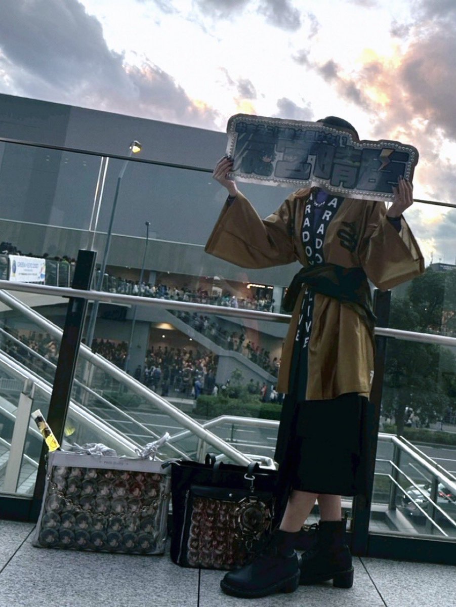 rrir99's tweet photo. 前回(ドプボ)は上半身だけ概念服！今回は下半身だけ概念服！毎回半分だけ揃えるのが限界おたく☝️ https://t.co/ln8oDkklke