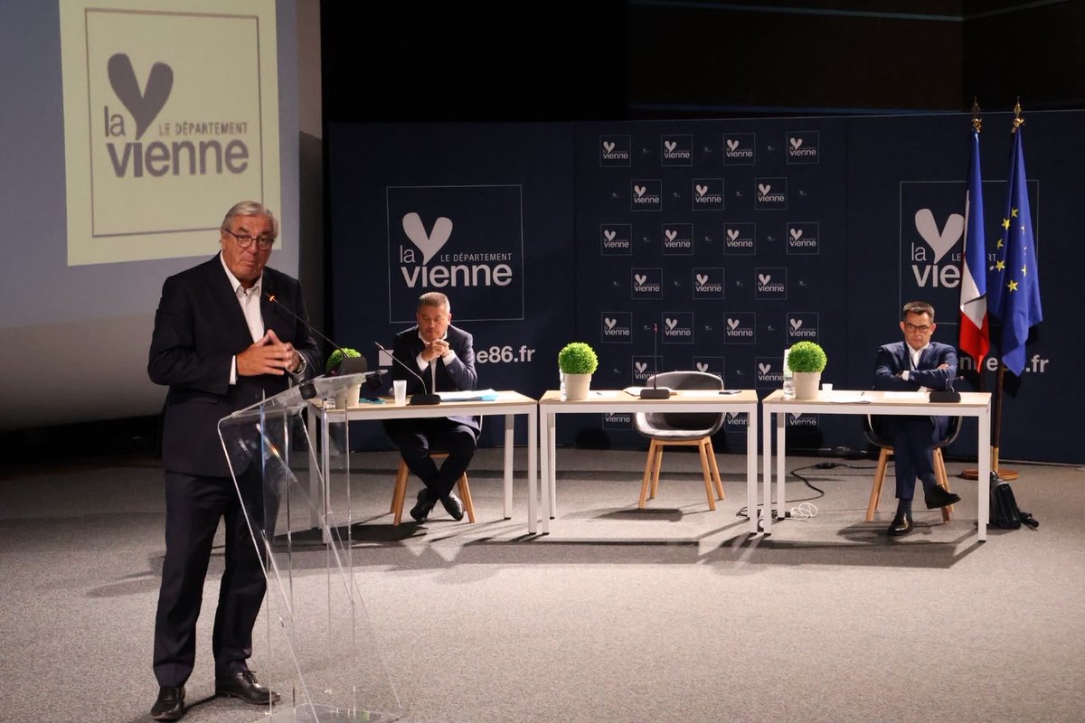 ADepartementsF's tweet photo. Coup d’envoi du 1er Club Data-IA de Départements de France au @futuroscope dans le @departement86 

@Sauvadet @AlainPichon86 @claude_riboulet https://t.co/lFmgfLAi0i