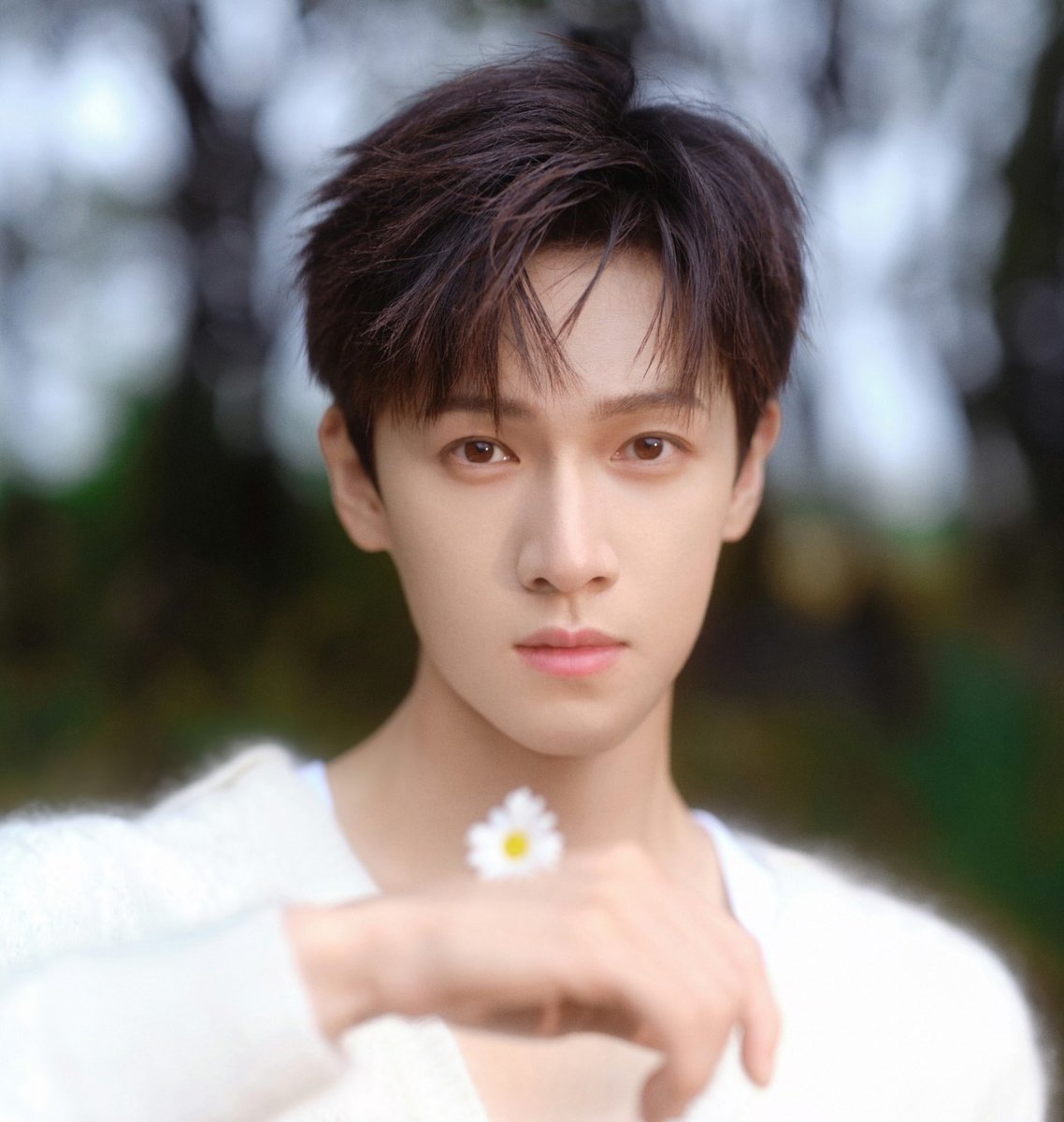 CEntxirs's tweet photo. 🍉 #TianXiwei and #LiYunrui to lead costume drama #灯花笑, produced by Xinli.

Adapted from the web novel “Deng Hua Xiao” 灯花笑 by Qian Shan Cha Ke

Genre - Romance, Mystery, Revenge https://t.co/qOaBe7DDkO
