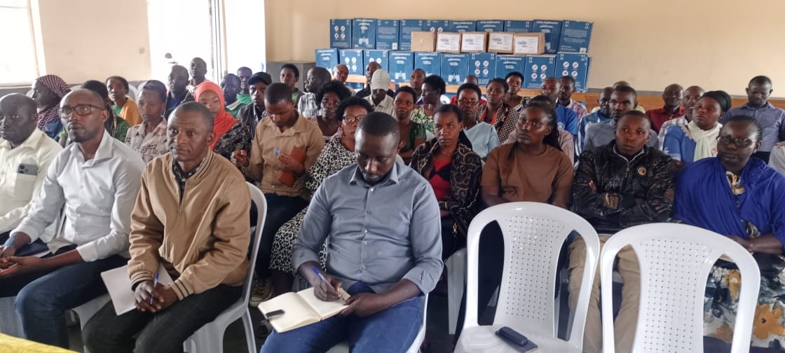 de_ndoli's tweet photo. Aka kanya mu murenge wa @NgaramaSectorR bakiriye intumwa ya Rubanda muri @RwandaParliamnt  Hon. Gallican NIYONGANA n'abo bari kumwe, aho bari kuganira n'ibyiciro bitandukanye byatumiwe ,ni  uruzinduko rwo kureba ibikorwa bijyanye no kongera Umusaruro w'Ubuhinzi.Nyuma yo kuganira harakurikiraho gusura ibikorwa by'ubuhinzi mu tugari dutandukanye tugize umurenge wa Ngarama. @RwandaLocalGov @RwandaEast @GatsiboDistrict @RichardGasana @sekanyangeJL @NiyonzizaFelic2 @radioishingiro @VOICE_FM_RWANDA
#UmuturageKuIsonga
#DepiteMubaturage