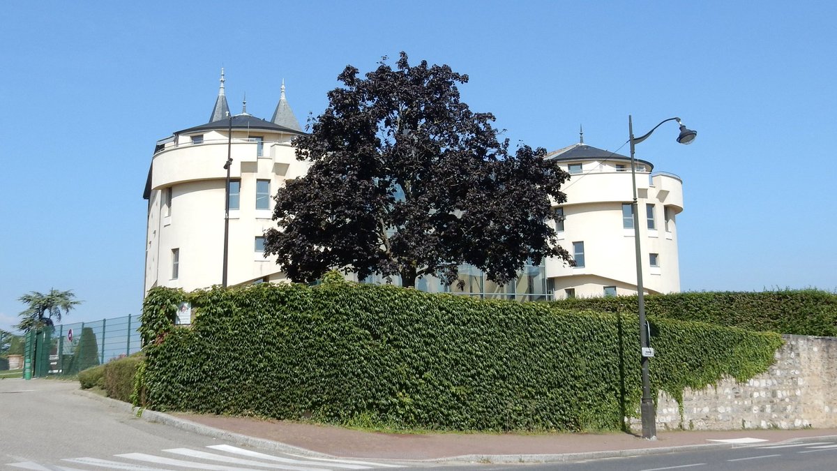 jcvd2000's tweet photo. Château de Saint-Priest サン＝プリエスト城
14世紀に，この周辺の領主権を得たリシャール家が築城。続く15世紀に拡張するが，17世紀にギニャール家に売却された。
📷南側面
#リヨン #フランス https://t.co/bb7bZm05mg