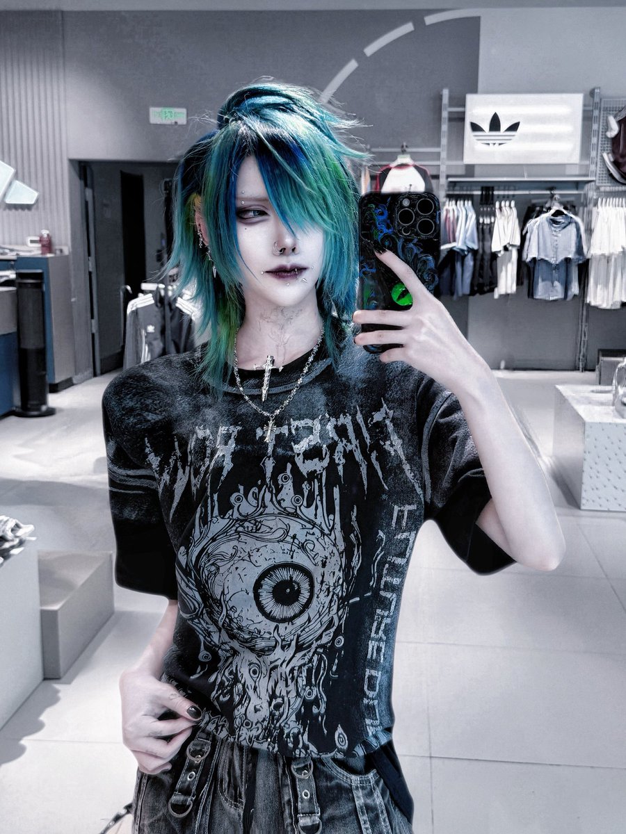 KUROISDEAD_0619's tweet photo. 🦚📱🪞 https://t.co/jTtfIPIT5c