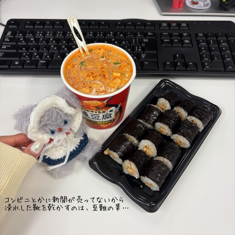 harpercomicpr's tweet photo. 今日のおひるご飯

みなさま台風の影響は大丈夫でしょうか？

昨年、福岡旅行中に豪雨に見舞われて、カッパは着ていましたが、雨があらゆる角度から吹き込んできて、びっちょびちょになりました

特にブーツの被害が深刻で、ホテルで一生ドライヤーをすることになりました https://t.co/mzoS3RXDYt