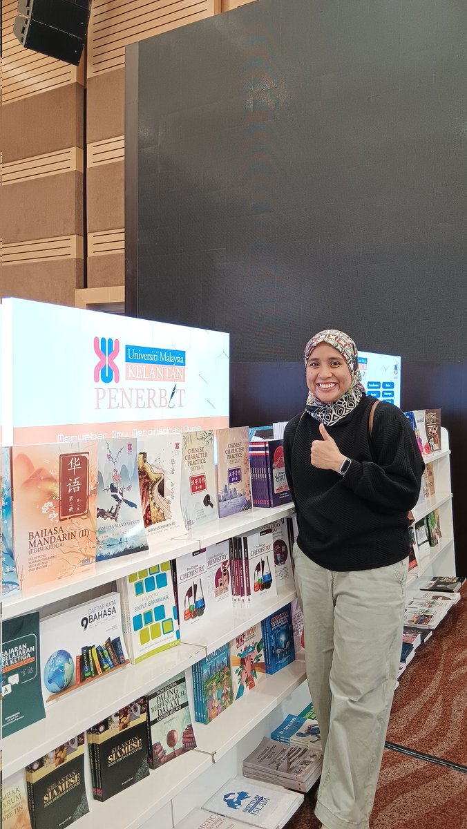 suk_ill's tweet photo. Semalam jalan ke pbakl nampak ni. 
Kita alumni kita bangga la 😎. Ada pulak buku SV kita. Sebab tu ambik gambar. 

Tiber kan 😂 https://t.co/xSoW9gv41H