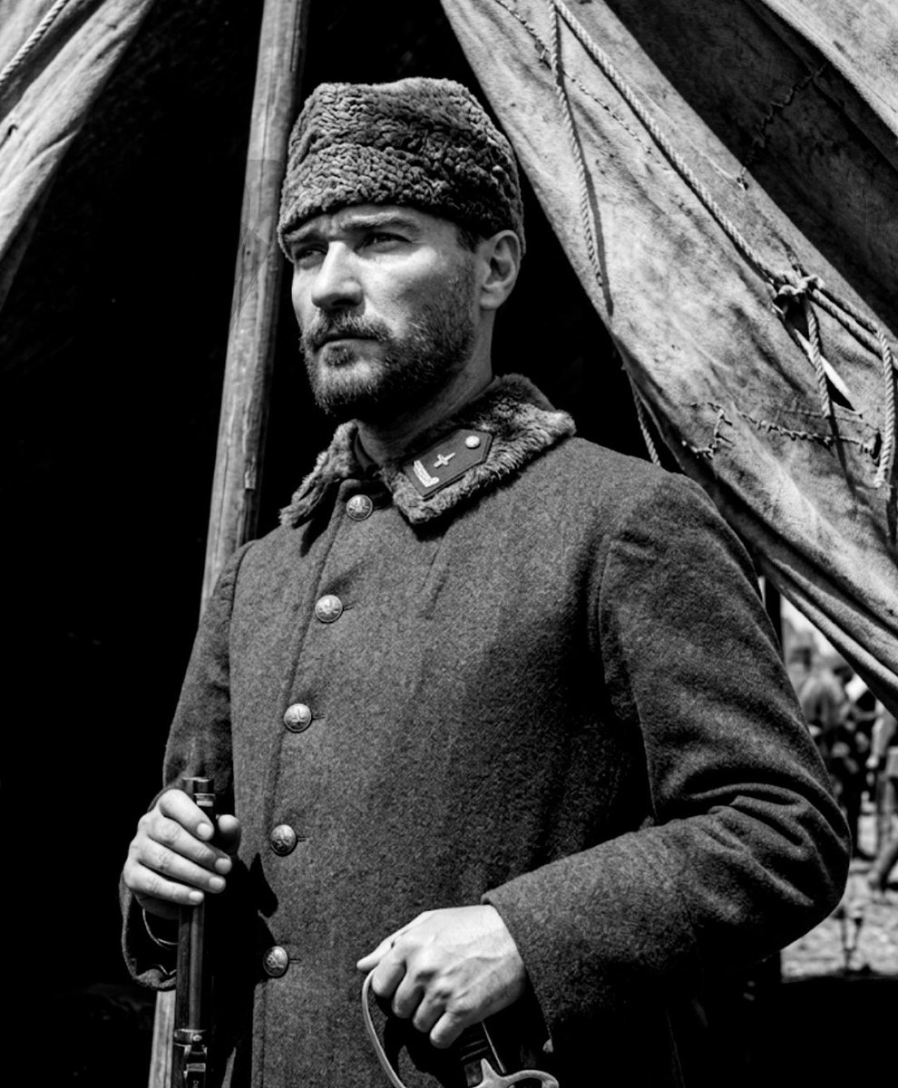 AsiLsiLe's tweet photo. Kefen biçilen bir toprağa hürriyet eken lider.
#ATATÜRK https://t.co/jAVguuKzdM