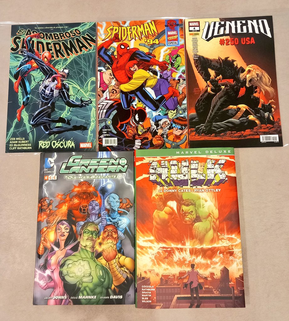 PerroLocoMcFly's tweet photo. Últimas compras comiqueras.

Lo digo ya, no me gustan los nuevos marvel deluxe con sobrecubierta. No queda ajustada y se estropea con sólo mirarla. La etapa del Hulk de Cates y Ottley si que me genera mucha curiosidad https://t.co/cZb2vCiq5E