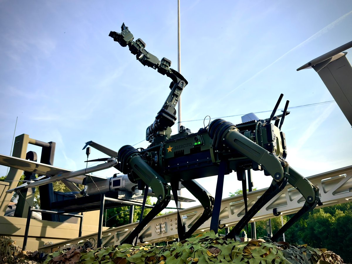 Esercito's tweet photo. È il turno del Quadrupedal Unmanned Ground Vehicle (Q-UGV) “CESARE” il sistema robotico in dotazione ai reparti del #Genio per operare in contesti sotterranei e compartimentati.

Con 10 km di autonomia e fino a 21 ore di operatività in monitoraggio, il sistema rappresenta un asset ad alta #tecnologia per la #sicurezza nelle missioni a elevata complessità.

Tecnologia e addestramento al servizio del Paese!

#2giugno#FestaDellaRepubblica