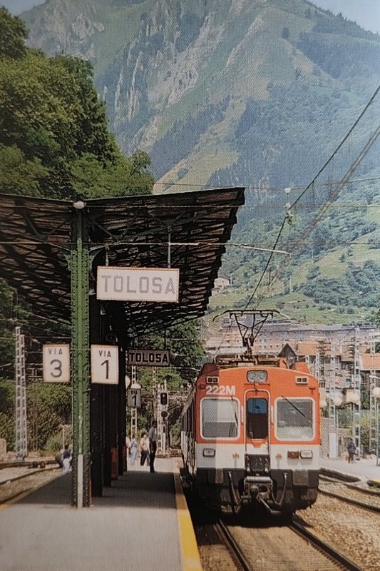 cc_hne's tweet photo. 440-222 de RENFE realizando el servicio de Cercanías Brinkola-Irún, en la vía 1 de la estación de Tolosa. Años 90. Foto: Museo Vasco del Ferrocarril. https://t.co/xd8DxfHA2e