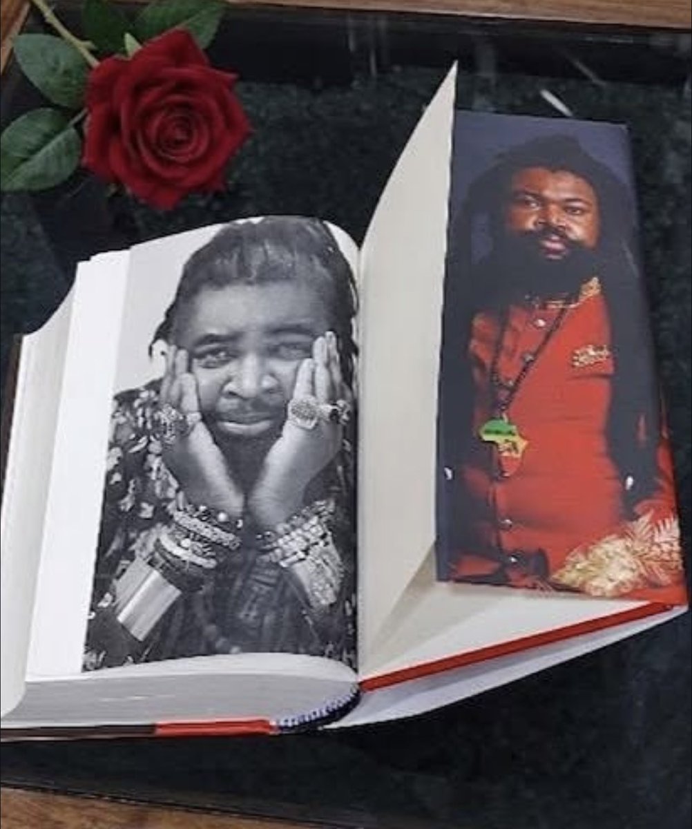 onyekanwelue's tweet photo. Printed and ready. 

1,016 pages long. 

A novel without a title. 

Written in over 10 years. 

Told in Spanglish. 

The most entertaining book you’d ever read. 

Get in touch with my agent if you can review: katalin.mund@katalinmundagency.com https://t.co/qL86bbyK9d