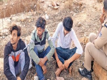 Ilyas_SK_31's tweet photo. ग्वालियर से एक खौफनाक वारदात सामने आई है जहां प्रेमी ने अपनी ही प्रेमिका 9वी की छात्रा से दोस्त के साथ मिलकर सामुहिक दुष्कर्म किया और  50 हजार रुपये में बेचने की बात कही विरोध करने पर लड़की की हत्या कर दी गई।

गिरफ्तार आरोपी
रामु गुर्जर
अरुण कुशवाहा
गौरव कुशवाहा

घटना 28 मई की है। आरोप है कि रामु गुर्जर नाबालीग लड़की को घुमाने के बहाने एक पहाड़ी पर ले गया, जहां पहले उसके साथ रामु और उसके एक साथी ने दुष्कर्म किया। इसके बाद रामु ने युवती को 50 हजार रुपये में बेचने की बात कही। यह सुनकर युवती ने विरोध किया तो आरोपियों ने मिलकर उसकी हत्या कर दी।
हत्या के बाद आरोपी मौके से फरार हो गए। आरोप है कि अगले दिन वे फिर लौटे और सबूत मिटाने के लिए शव को जला दिया। पुलिस ने जांच के बाद तीनों आरोपियों को गिरफ्तार कर लिया है।