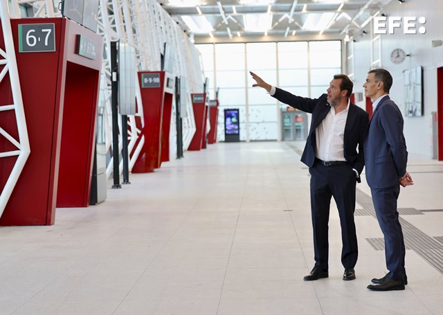 EFEnoticias's tweet photo. La estación de Chamartín-Clara Campoamor de Madrid estrena nuevo vestíbulo este martes, dentro de las obras de mejora de la estación y para las que se ha destinado una inversión total de 560 millones de euros.

https://t.co/w81a60Njju https://t.co/OGxtFISjBo