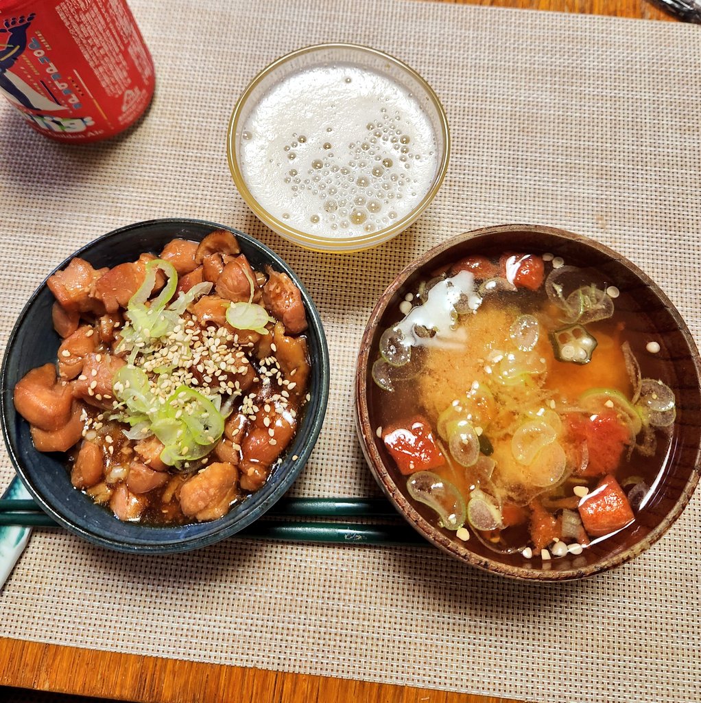 akira___f's tweet photo. おじさんとおじいさんの晩ご飯
焼き鳥丼
トマトとオクラと葱の味噌汁
クラフトビール
(おじいさんは日本酒)
逆光すばる
おつかれさまでございます https://t.co/F74bo1752W