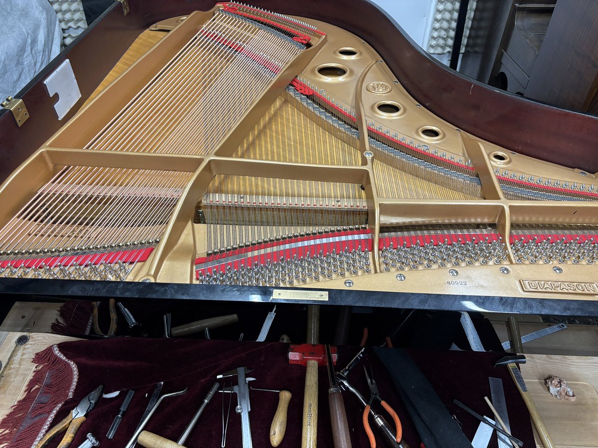 YKPIANOFACTORY1's tweet photo. 店内販売用グランドピアノのピアノ線の張り替え作業を行いました。

50年前の古いピアノですがこれで安心して長くお使いいただけます！

チューニングピンは
ドイツ・ディアマント社製
を使用。

#ピアノ技研工業
#ピアノ修理
#ピアノ調律師 https://t.co/KaU1L64HXg
