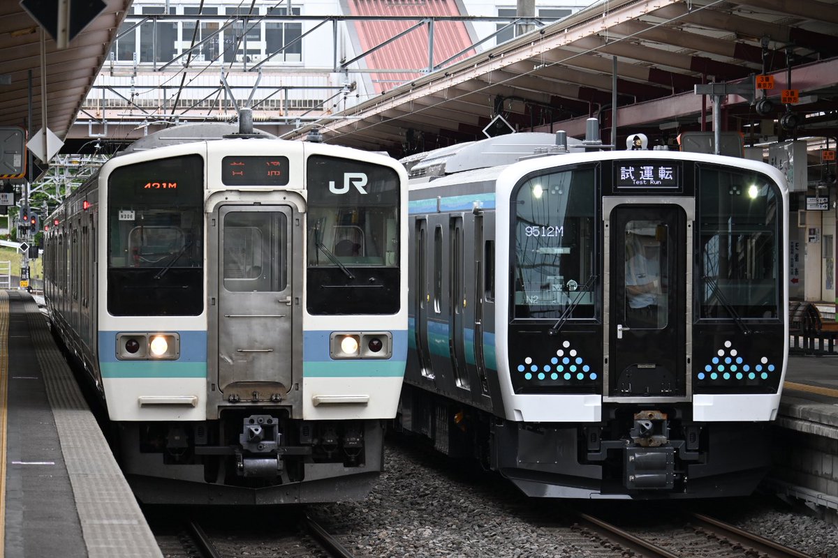 Cocoa_189_510's tweet photo. 中央本線・篠ノ井線・信越本線用のE131系200番台ナノN2編成の試運転が長野支社管内の松本・諏訪エリアで本日も運行。

昨日から試運転が始まり今日で2日目となりますが、まだ見慣れない感じの"長野色の4ドアの新型車両"もいずれか見慣れた存在に？

ちなみに塩尻駅では211系や383系と並ぶ光景も実現。 https://t.co/QO29PL26xk