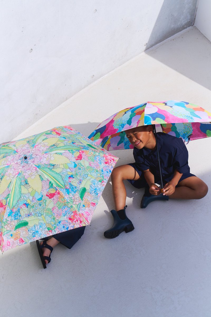 heralbony's tweet photo. 不安定な天気の日に、バッグにひとつ。

突然の雨にも、強い日差しにも頼れる
ヘラルボニーの折りたたみ傘。

空模様は変えられなくても、
気持ちは少し晴れやかに。

アートを持ち歩くように、
雨の日のお出かけも楽しんで。

https://t.co/xj7kezaV9N https://t.co/11WPYO61Th