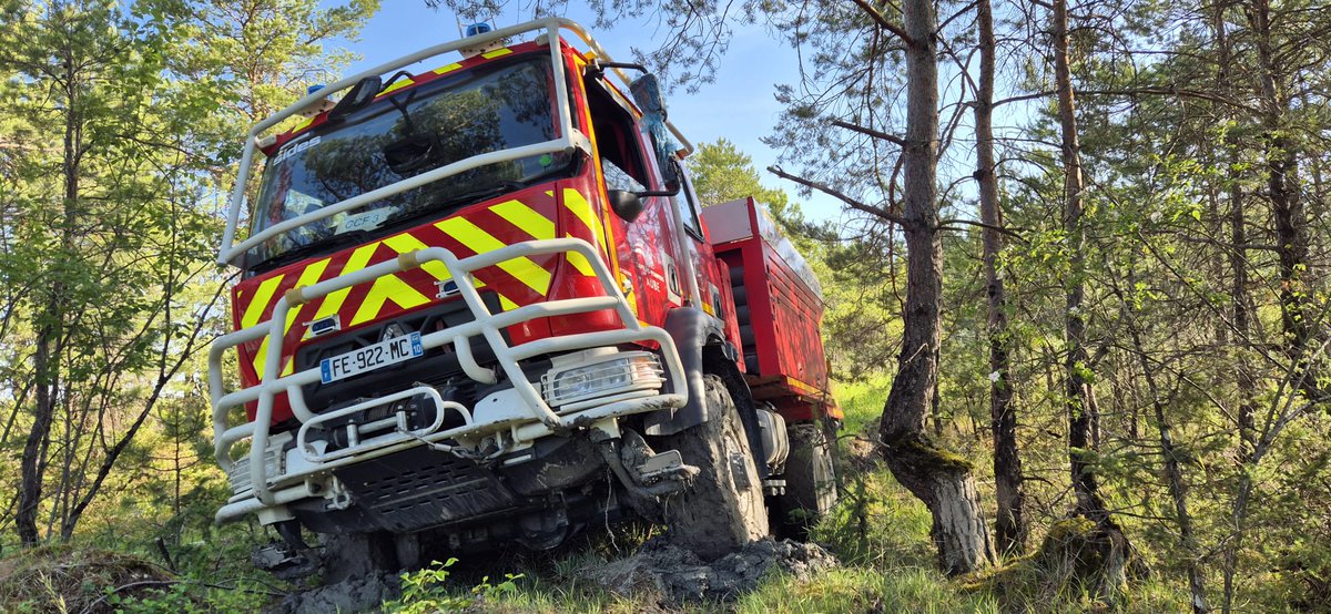SDIS_10's tweet photo. La semaine dernière, 10 stagiaires ont brillamment suivi une formation conduite tout-terrain à bord des camions-citernes feux de forêt, encadrés par 6 formateurs
En parallèle, 2 stages de conduite de véhicules de liaison hors-route ont rassemblé 9 stagiaires https://t.co/v3t881BbgR