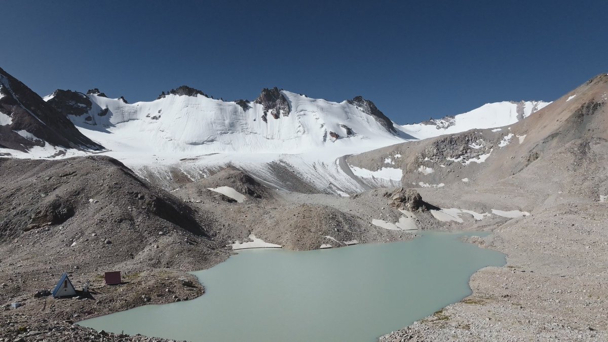RTVE_Com's tweet photo. 'Salvar los glaciares', las amenazas del deshielo en @Documentos_TV. 

🗓️ La madrugada del miércoles 3 al jueves 4 de junio (00:25h) en @la2_tve y @rtveplay. 

https://t.co/SZyxdHWNkt https://t.co/GgrbYltilU