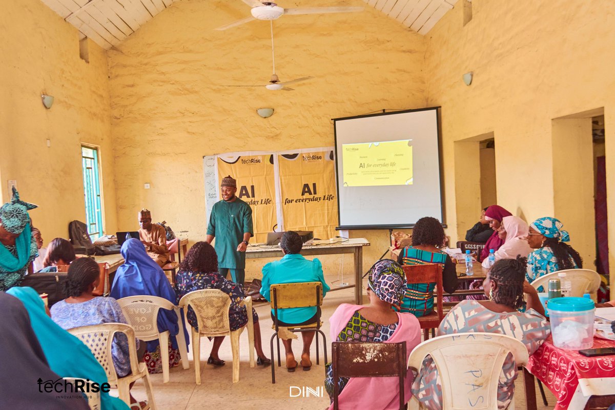 Techrisehub's tweet photo. Recently,  we had the privilege of working with a remarkable group of teachers and  educators of Government Girls College, Kaduna State, who showed up with  open minds, thoughtful questions, and a genuine desire to learn. https://t.co/hkwHkBiudr