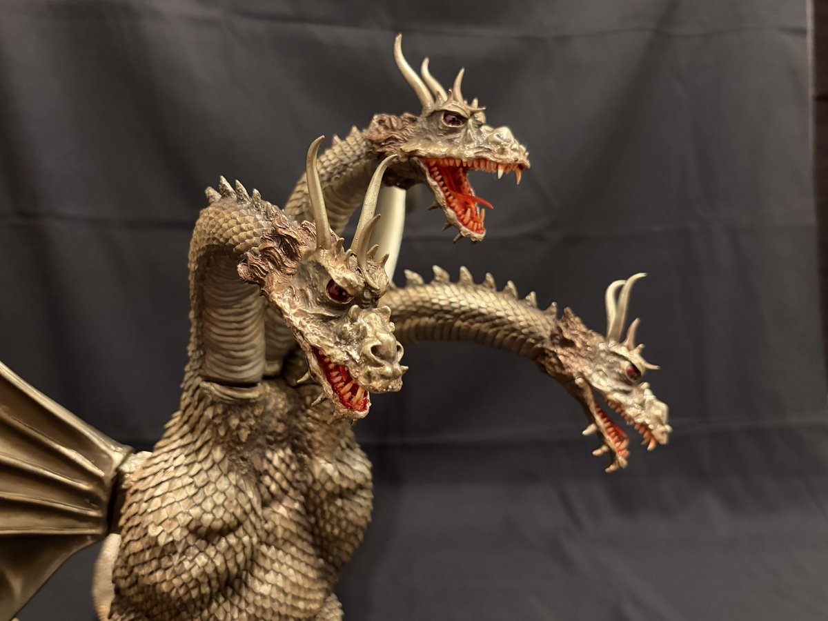 kemur6's tweet photo. 浅井造型: 地球最大の決戦破壊龍降臨（キングギドラ）

遂に完成！
30cmクラスのギドラ、その大きさにたいへん苦労しました。諦めずに完成させた自分を褒めてあげたいです笑

「巨大キットを分解して収納可能にする」が今回の裏テーマでしたが無事に完遂しました。

リプ欄へ続く→ https://t.co/2KCTIVQ9pG