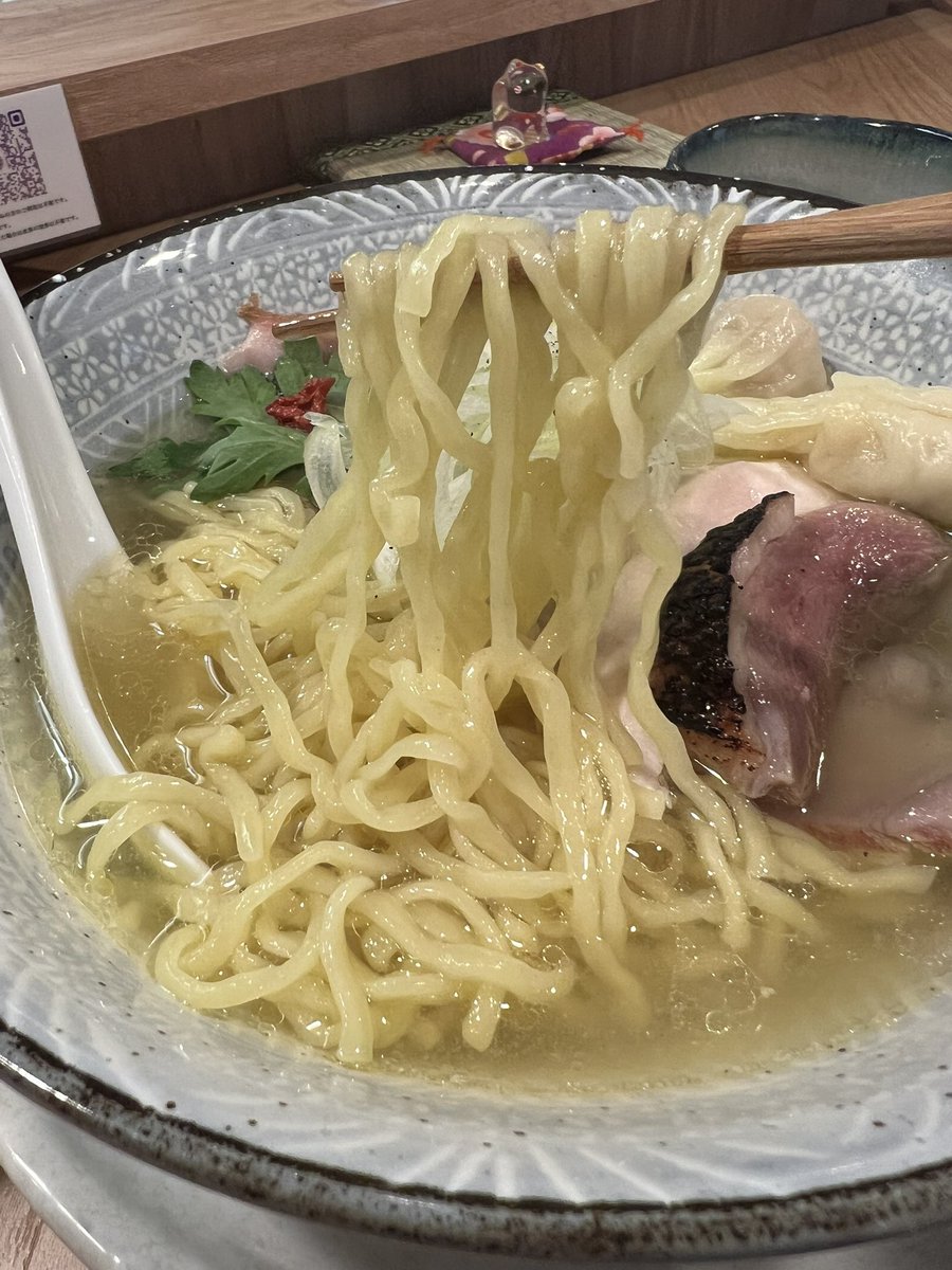 kairy1997's tweet photo. 東京出張5軒目
豊島区高田馬場
｢RAMEN 紫苑｣さん
レギュラーメニュー
特上塩拉麺（手揉み麺変更）+焼豚飯
( ˃̶͈̀ロ˂̶͈́)੭ꠥ⁾⁾うまし！
透き通ったスープは旨味がしっかりあり尖はなくスッと入っていく🍜
特上だけにトッピングも豪華で👍
美味しかったですご馳走様でした(≧∀≦) https://t.co/v3br7B5Rgc