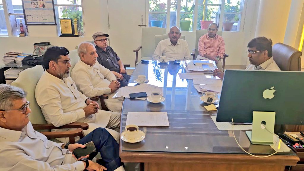 Aftabnuh's tweet photo. आज हरियाणा के मुख्य चुनाव अधिकारी से बैठक कर हाल ही में राज्यसभा चुनाव में चुनाव व रिटर्निंग अधिकारी के पक्षपाती रवैए की शिकायत जो मुख्य चुनाव आयुक्त नई दिल्ली को की गई थी उसके संदर्भ में बात की गई। 

इस दौरान साथ राज्य सभा सांसद करमबीर बौध जी, श्री @BBBatra जी, श्री अशोक अरोड़ा जी आदि मौजूद रहे।