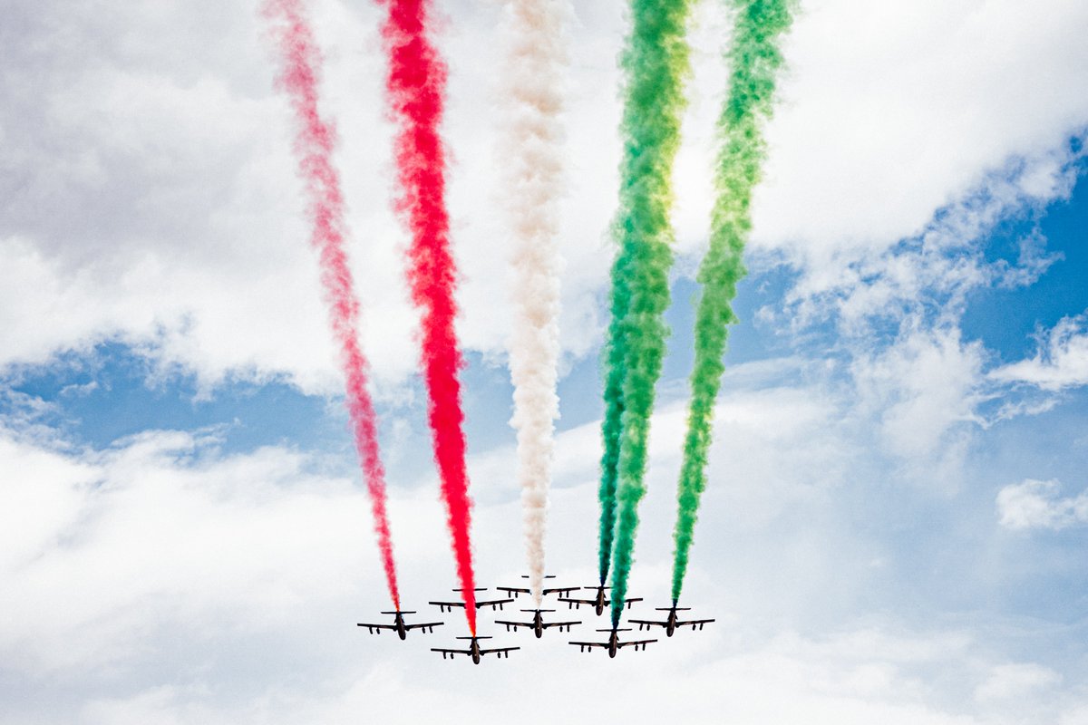 giroditalia's tweet photo. La Festa della Repubblica non celebra solo una data, ma il valore di una scelta condivisa.

Un'eredità di libertà, partecipazione e unità che continua a percorrere l'Italia, proprio come il Giro d'Italia attraversa strade, territori e comunità, unendo il Paese nel segno dello sport.

Buona Festa della Repubblica 🇮🇹

#GirodItalia