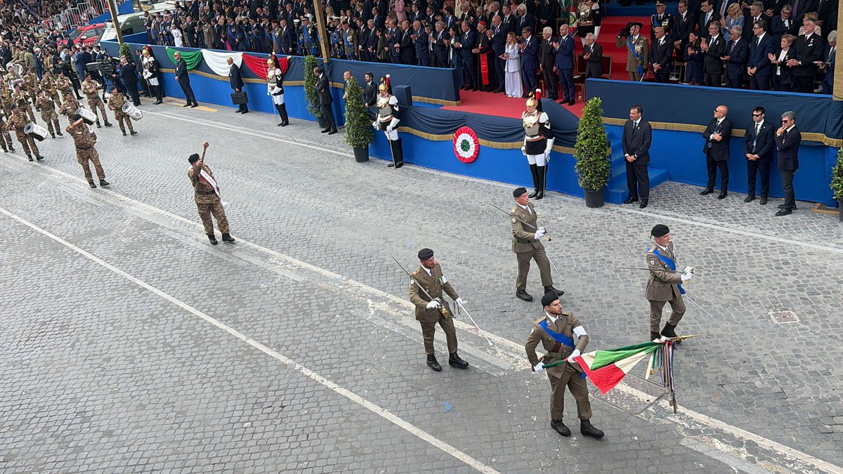 SM_Difesa's tweet photo. Apre l’8° Settore una rappresentanza del Corpo Militare Volontario della Croce Rossa Italiana, ausiliario delle #ForzeArmate, che quest’anno celebra 160 anni dalla fondazione.
Sfila la Compagnia del Corpo Militare #CRI, preceduta dalla pluridecorata Bandiera Nazionale e dal vessillo dell’Ospedale 68, primo Reparto Militare italiano impiegato in teatro operativo estero. Seguono le Crocerossine, da oltre un secolo al servizio dell’Italia e della comunità internazionale, con la loro vocazione umanitaria e sanitaria.
Presenti anche i Volontari del Corpo Militare dell’Ordine di Malta Italia, Corpo Speciale Ausiliario dell’#Esercito, insieme a mezzi storici e operativi della CRI: memoria, soccorso e servizio al Paese.
#2giugno #FestaDellaRepubblica