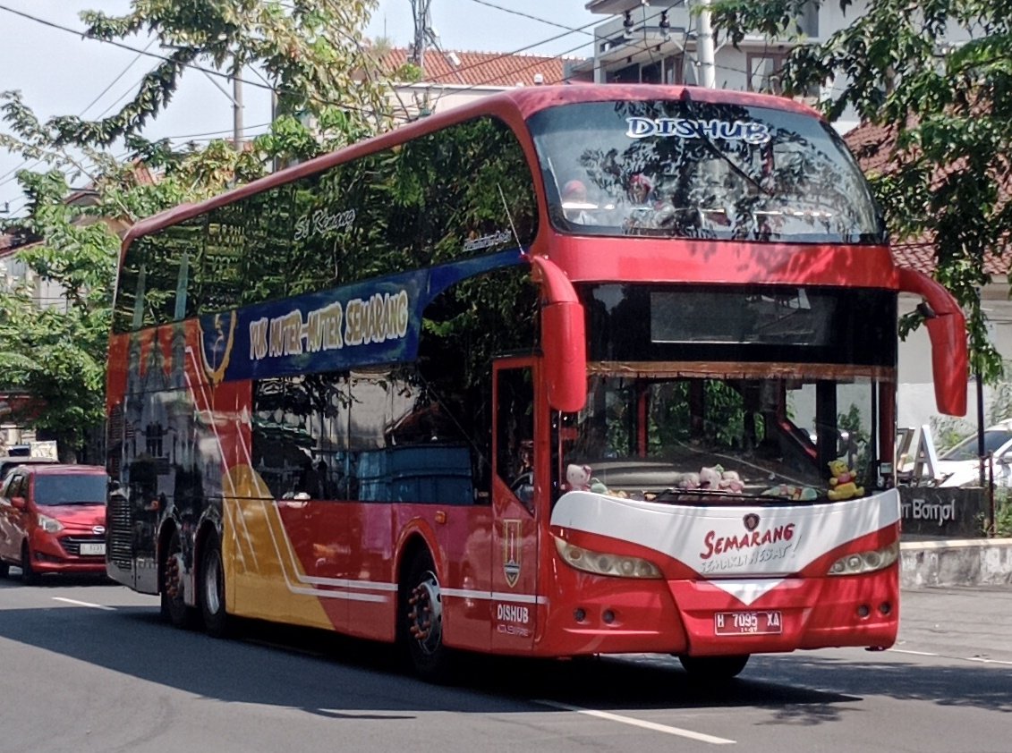 yukcube1's tweet photo. Sebelum pulang dari Semarang tiba-tiba kami nemu Bus Wisata Si Kenang di Jalan Imam Bonjol, Semarang.

Start dari Museum Ranggawarsita, Tugu Muda, Kota Lama dan berakhir di Museum Ranggawarsita kembali. https://t.co/ZKdhtIO4rc