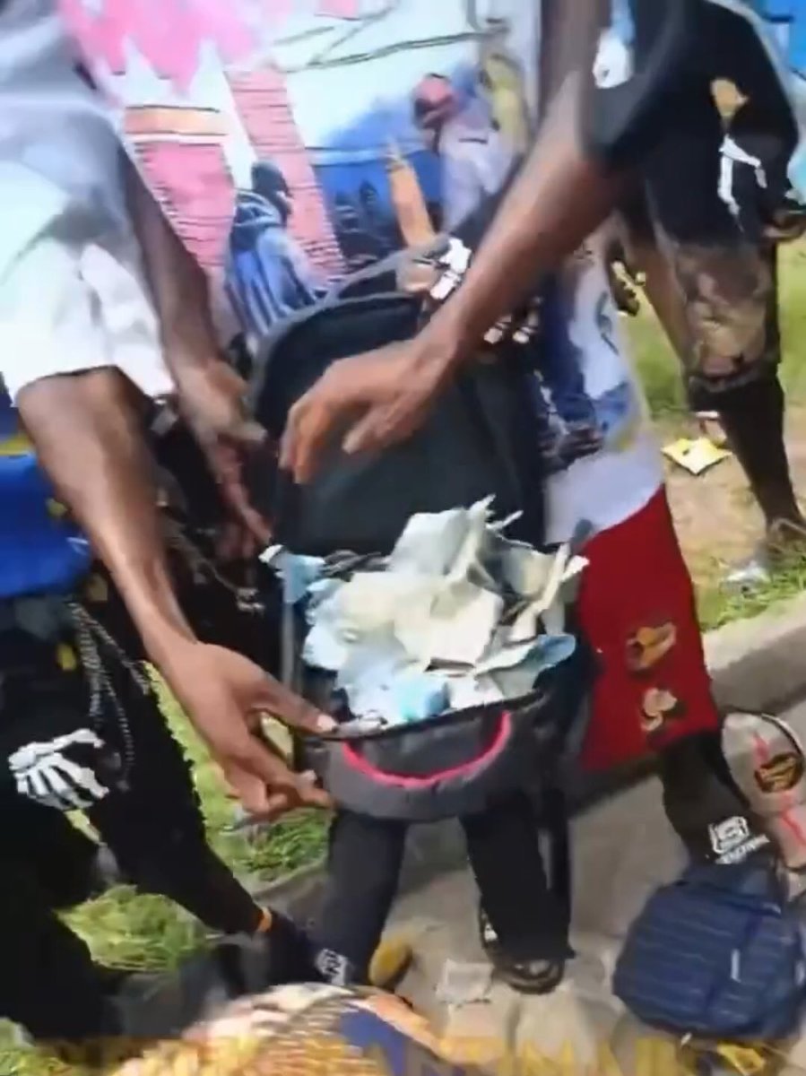 GuyMr10's tweet photo. Suspected Bandits caught in Lekki, Lagos. https://t.co/lp9sIivQ2V
