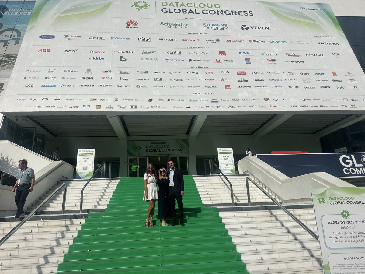 Datacenterdolls's tweet photo. Walking up the Green carpet at Datacloud - a techoraco brand looking forward to a great show! https://t.co/08vmayh43D