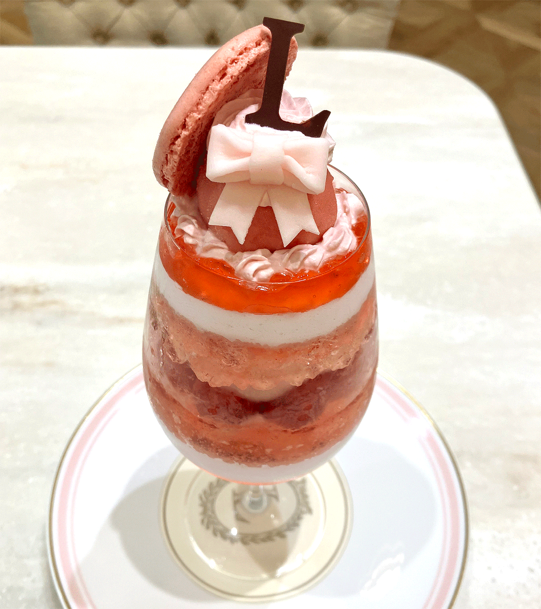 e_produce's tweet photo. ラデュレ日比谷店
「パルフェ・キャス キッドソン」2,750円（～6/14）

リボンがキュート♡
バラ香るシフォン、香ばしいローズシュトロイゼル、ロゼシャンパンのジュレ、ローズアイスクリーム
バラの香りが幾重にも重なるロマンティックなコラボパフェ

https://t.co/vmoRRFAd7u https://t.co/36Dam19k2g
