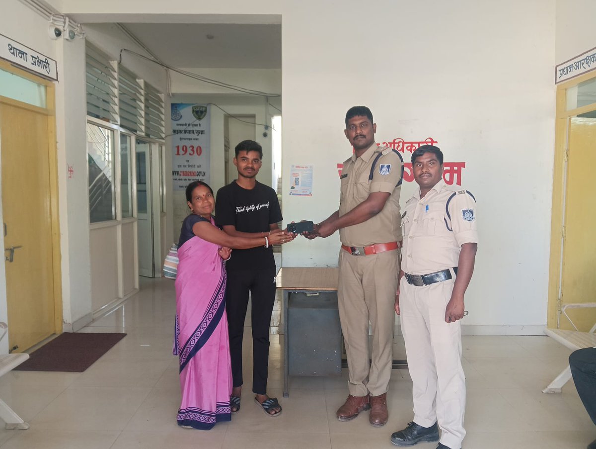 spanuppur1's tweet photo. अनूपपुर पुलिस की बड़ी सफलता
थाना कोतमा एवं थाना बिजुरी की पुलिस टीम के द्वारा विगत माह में गुम हुए 3.30 लाख रुपये मूल्य के 22 मोबाइल बरामद कर वास्तविक मोबाईल स्वामी के सुपुर्द किया गया। https://t.co/P90mgKZdXL