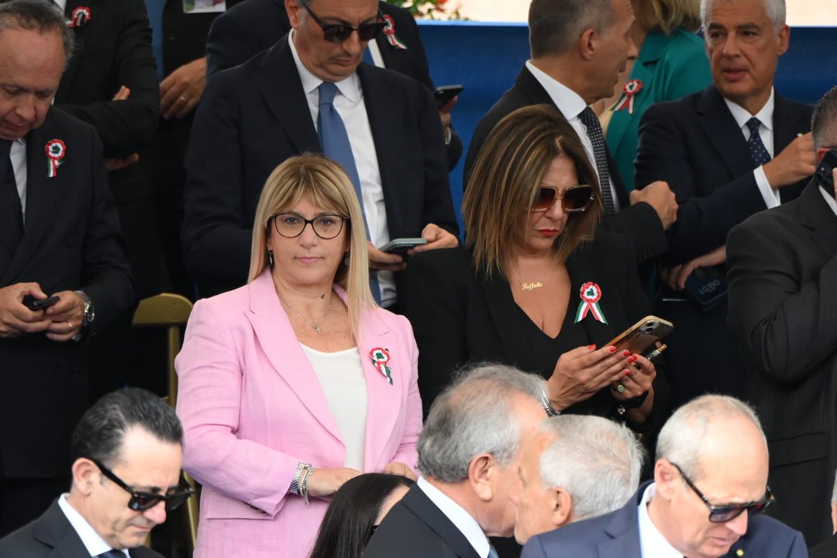 CislNazionale's tweet photo. La Segretaria Generale della #Cisl #DanielaFumarola oggi a Roma alla parata dei Fori Imperiali dove sfila il volto più moderno delle nostre forze armate, alla presenza del Capo dello Stato, Sergio Mattarella e delle più alte cariche istituzionali. #2Giugno #festadellarepubblicaitaliana