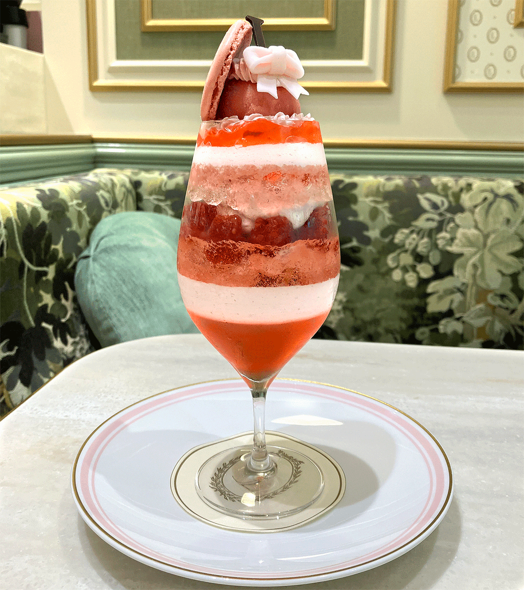 e_produce's tweet photo. ラデュレ日比谷店
「パルフェ・キャス キッドソン」2,750円（～6/14）

リボンがキュート♡
バラ香るシフォン、香ばしいローズシュトロイゼル、ロゼシャンパンのジュレ、ローズアイスクリーム
バラの香りが幾重にも重なるロマンティックなコラボパフェ

https://t.co/vmoRRFAd7u https://t.co/36Dam19k2g