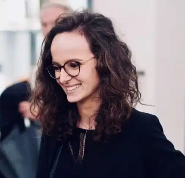 Adschwyter's tweet photo. 🔴Nouveau changement d'organisation chez CMA Media (BFMTV/RMC/Brut/La Provence/La Tribune notamment).
Camille Andrieu, ex-directrice de cabinet du milliardaire Rodolphe Saadé, devient directrice générale adjointe du groupe média, auprès de Claire Léost. 
💶Le but de la réorganisation: poursuivre les acquisitions médias (notamment dans le sport, une pièce dans la rumeur lancinante du rachat L'Equipe/ASO) ainsi que dans le domaine des créateurs de contenus.
En résumé: CMA CGM va continuer à se constituer un groupe média plus important, avec également le dossier M6 regardé de très près. La chaîne n'est pas achetable en l'état avec la régulation actuelle. CMA-CGM détient aujourd'hui déjà 11% du groupe.

📩Extraits du mail interne envoyé en fin de matinée dans le groupe par Claire Léost:
"Son expérience, sa connaissance du Groupe et sa capacité à piloter des projets complexes seront des atouts précieux pour accompagner nos ambitions de développement et renforcer les collaborations entre nos différents médias.
Je suis très heureuse de l'accueillir au sein de CMA Media et convaincue qu'elle contribuera pleinement aux prochaines étapes de notre développement.
Je compte sur chacune et chacun d'entre vous pour lui réserver le meilleur accueil."