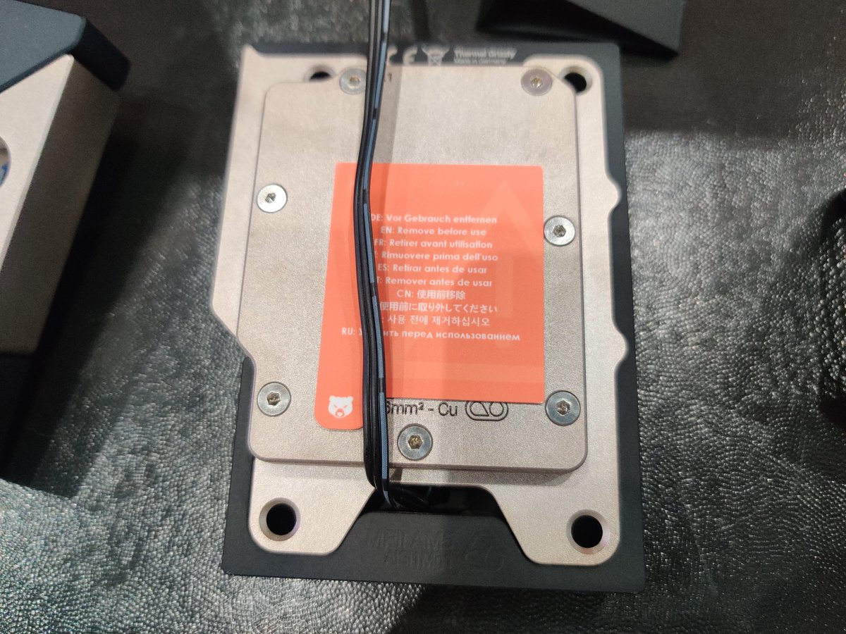 OLIOSPEC's tweet photo. Thermal grezzlyの新しいCPUブロック
Oリングが光る、独特な流路がかっこいい！
AM5用とLGA1851用が展示されてました。 https://t.co/MfDqaDMX3M