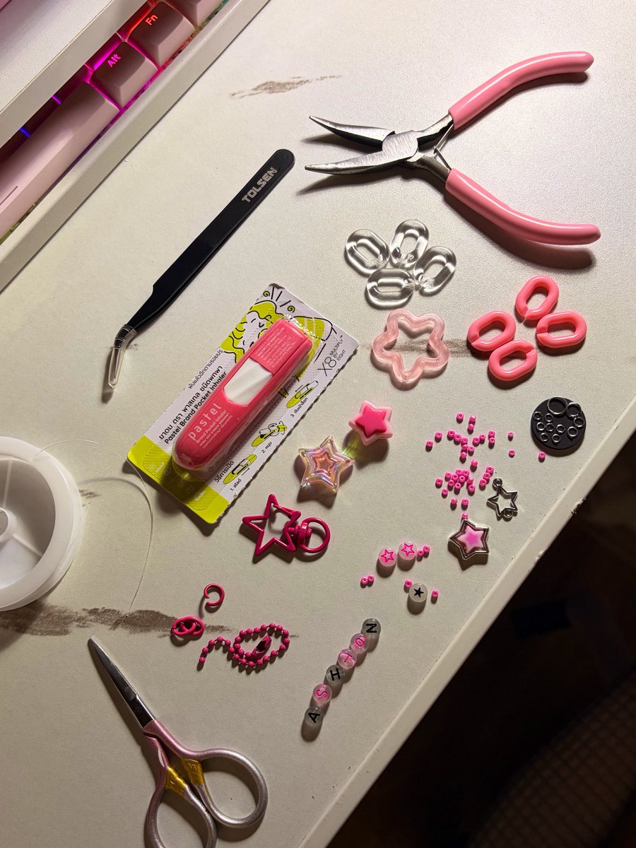 _bitetheapple's tweet photo. hi guys!!! keychains are being maaaade! pls bear with me for the progress 😩 i'll be shipping out the finished products once the packaging essensials were completed 🫶🏻 https://t.co/0opTqNraMx