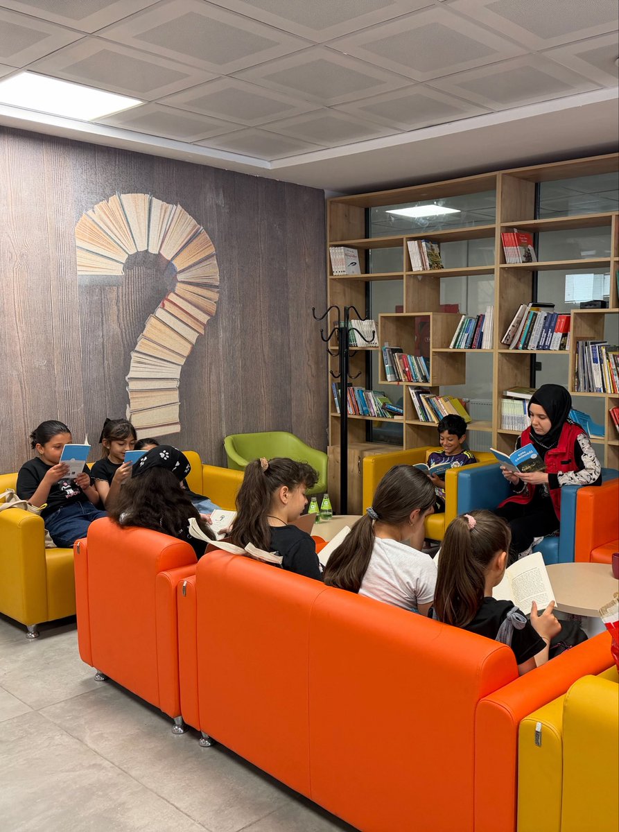 SanliurfaGm's tweet photo. Kitap Okuma Halkamızda sayfalar arasında keyifli bir yolculuğa çıktık. Okuduk, düşündük, paylaştık.📚✨

#KitapOkumaHalkası #BirlikteOkuyoruz #OkuyanGençlik https://t.co/25Q9bsh2tv