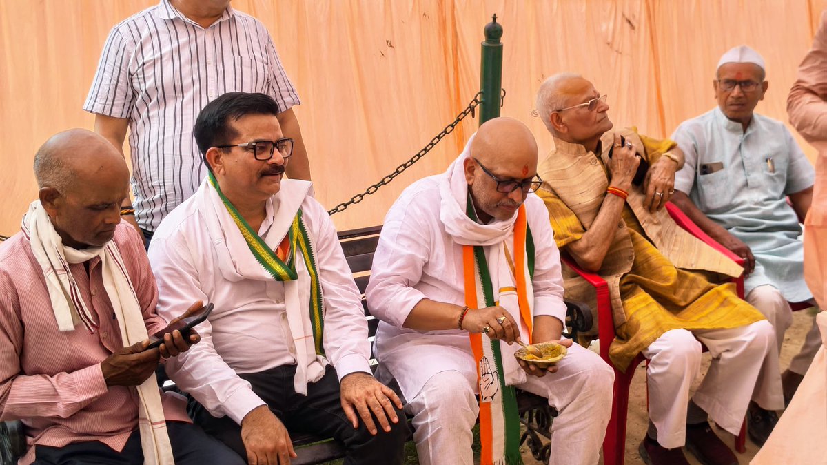 kashikirai's tweet photo. जय बजरंग बली! 

आज जेठ के पावन 'बड़े मंगल' के शुभ अवसर पर हजरतगंज, लखनऊ स्थित जनपथ मार्केट में आयोजित भव्य भंडारे में सम्मिलित होने का सौभाग्य प्राप्त हुआ।

उत्तर प्रदेश कांग्रेस वीवीआईपी प्रोटोकॉल के चेयरमैन श्री रमेश मिश्रा जी द्वारा आयोजित इस भंडारे में प्रसाद ग्रहण कर बजरंग बली का आशीर्वाद लिया और भक्तजनों की सेवा की। 

प्रभु हनुमान जी सभी का कल्याण करें।

#बड़ा_मंगल #लखनऊ #Hazratganj #UPCongress #AjayRai