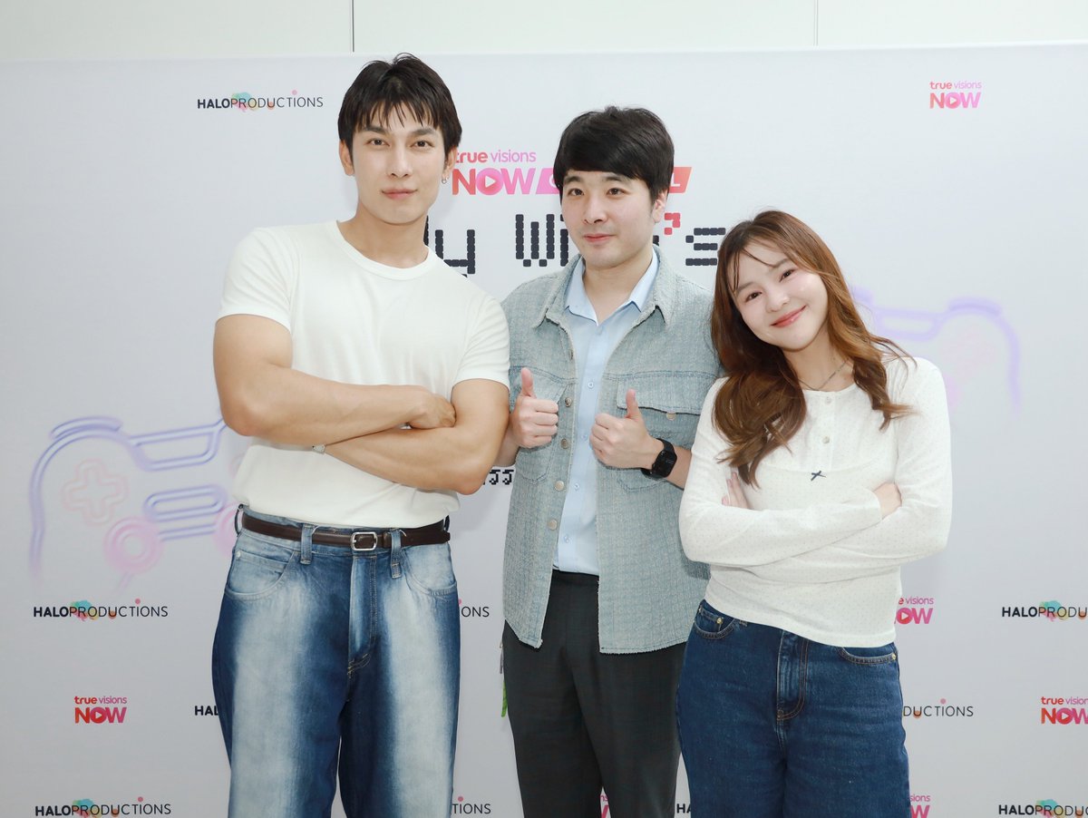 KAOHIT_ENT's tweet photo. “มิว ศุภศิษฏ์” – “ออม สุชาร์” ชวนแฟนคลับดูซีรีส์ตอนแรกสุดเอ็กซ์คลูซีฟ
พร้อมผู้กำกับ เปิดใจเบื้องหลังการกลับมาร่วมงานครั้งสำคัญใน “ถึงคุณภรรยา…จากสามีที่รัก”
#ถึงคุณภรรยาจากสามีที่รัก
#MyWifesGunslingerGod
#MewSuppasit
#AomSushar
#TrueVisionsNOWOriginal
#HaloProductions
#MWGGFirstPremiere
ก่อนจะสตรีมตอนแรกอย่างเป็นทางการในวันที่ 1 มิถุนายนนี้ ทาง TrueVisions NOW และ Halo Productions ได้จัดกิจกรรมรับชมซีรีส์สุดเอ็กซ์คลูซีฟของซีรีส์โรแมนติกคอมเมดี้เรื่อง “ถึงคุณภรรยา…จากสามีที่รัก” (My Wife’s Gunslinger God) โดยเปิดโอกาสให้แฟนคลับได้ร่วมชมตอนแรกไปพร้อมกับทีมนักแสดง ผู้กำกับ อย่างใกล้ชิด ท่ามกลางบรรยากาศอบอุ่นและเป็นกันเอง
ภายในงาน นำโดยสองนักแสดงนำ “มิว ศุภศิษฏ์ จงชีวีวัฒน์” และ “ออม สุชาร์ มานะยิ่ง” ข้าว ไทธัญญ์, ที่มาร่วมรับชมซีรีส์พร้อมแฟน ๆ เป็นครั้งแรก ร่วมด้วยผู้กำกับ ณัฐชวิศร์ สันติวัฒนกุล
หลังการรับชมตอนแรกจบลง นักแสดงและผู้กำกับได้ร่วมพูดคุยถึงเบื้องหลังการทำงาน ถ่ายทอดประสบการณ์และความรู้สึกตลอดกระบวนการสร้างสรรค์ซีรีส์ โดยหนึ่งในประเด็นที่ได้รับความสนใจจากแฟน ๆ คือการกลับมารับงานแสดงซีรีส์อีกครั้งของทั้ง มิว และ ออม หลังจากห่างหายจากผลงานแนวโรแมนติกคอมเมดี้ไปพักใหญ่
“มิว ศุภศิษฏ์” เผยว่า การรับบท “ระพี” ถือเป็นอีกหนึ่งบทบาทที่ท้าทาย เพราะเป็นตัวละครที่มีมุมมองต่อชีวิตแตกต่างจากตัวเอง และต้องถ่ายทอดความสัมพันธ์ของคู่สามีภรรยาที่เต็มไปด้วยความขัดแย้งแต่แฝงด้วยความอบอุ่น ขณะที่ “ออม สุชาร์” ยอมรับว่ารู้สึกตื่นเต้นกับการกลับมารับบทนำในซีรีส์โรแมนติกคอมเมดี้อีกครั้ง โดยเฉพาะการได้ร่วมงานกับมิวเป็นครั้งแรก ซึ่งทำให้การทำงานเต็มไปด้วยความสดใหม่และเคมีที่น่าติดตาม
ด้านผู้กำกับทั้งสองคนได้เล่าถึงแนวคิดในการดัดแปลงนิยายชื่อดังของ “วฬา” ให้ออกมาเป็นซีรีส์ที่เข้าถึงผู้ชมยุคใหม่มากขึ้น พร้อมผสมผสานทั้งความโรแมนติก คอมเมดี้ และโลกของเกมออนไลน์เข้าไว้ด้วยกัน จนกลายเป็นเรื่องราวความรักที่ทั้งสนุก อบอุ่น และสะท้อนตัวตนของคนรุ่นใหม่ได้อย่างลงตัว
บรรยากาศภายในงานเต็มไปด้วยเสียงหัวเราะและรอยยิ้มจากแฟนคลับที่ได้ใกล้ชิดกับนักแสดงคนโปรด พร้อมร่วมพูดคุยแลกเปลี่ยนความรู้สึกหลังรับชมตอนแรกแบบเอ็กซ์คลูซีฟ หลายเสียงยกให้เคมีของ “มิว – ออม” เป็นอีกหนึ่งจุดเด่นที่น่าจับตามอง และเชื่อว่าจะทำให้ผู้ชมตกหลุมรักคู่สามีภรรยาต่างขั้วคู่นี้ได้ไม่ยาก
สำหรับซีรีส์ “ถึงคุณภรรยา…จากสามีที่รัก” (My Wife’s Gunslinger God) เล่าเรื่องของ “นพเก้า” ครูสาวแสนอ่อนโยนที่ซ่อนตัวตนอีกด้านในโลกเกมออนไลน์ และ “ระพี” ทายาทธุรกิจโรงแรมผู้เกลียดเกมเข้าไส้ เมื่อทั้งคู่ต้องใช้ชีวิตคู่ร่วมกัน ความแตกต่างสุดขั้วจึงนำไปสู่เรื่องราวสุดชุลมุนที่ทั้งชวนหัวเราะและชวนลุ้นไปพร้อมกัน
ติดตามเรื่องราวความรักของคู่แต่งงานต่างขั้ว พร้อมความลับที่อาจเปลี่ยนทุกอย่างไปตลอดกาลในซีรีส์ “ถึงคุณภรรยา…จากสามีที่รัก” (My Wife’s Gunslinger God) สตรีมพร้อมกันวันแรก 1 มิถุนายนนี้ จัดเต็ม 6 ตอนรวด ทาง TrueVisions NOW ที่เดียวเท่านั้น
 
ชมตัวอย่างซีรีส์: https://t.co/D80mG2KtQI