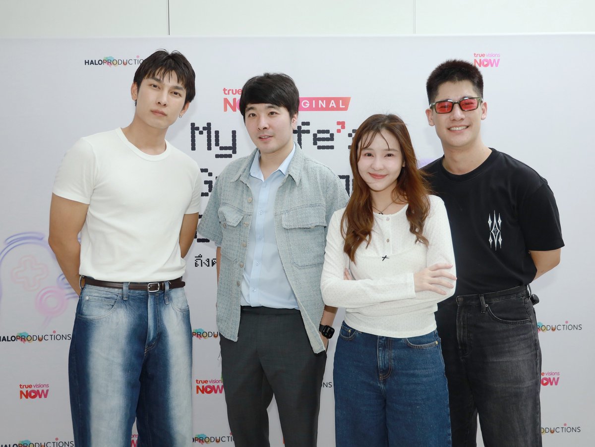 KAOHIT_ENT's tweet photo. “มิว ศุภศิษฏ์” – “ออม สุชาร์” ชวนแฟนคลับดูซีรีส์ตอนแรกสุดเอ็กซ์คลูซีฟ
พร้อมผู้กำกับ เปิดใจเบื้องหลังการกลับมาร่วมงานครั้งสำคัญใน “ถึงคุณภรรยา…จากสามีที่รัก”
#ถึงคุณภรรยาจากสามีที่รัก
#MyWifesGunslingerGod
#MewSuppasit
#AomSushar
#TrueVisionsNOWOriginal
#HaloProductions
#MWGGFirstPremiere
ก่อนจะสตรีมตอนแรกอย่างเป็นทางการในวันที่ 1 มิถุนายนนี้ ทาง TrueVisions NOW และ Halo Productions ได้จัดกิจกรรมรับชมซีรีส์สุดเอ็กซ์คลูซีฟของซีรีส์โรแมนติกคอมเมดี้เรื่อง “ถึงคุณภรรยา…จากสามีที่รัก” (My Wife’s Gunslinger God) โดยเปิดโอกาสให้แฟนคลับได้ร่วมชมตอนแรกไปพร้อมกับทีมนักแสดง ผู้กำกับ อย่างใกล้ชิด ท่ามกลางบรรยากาศอบอุ่นและเป็นกันเอง
ภายในงาน นำโดยสองนักแสดงนำ “มิว ศุภศิษฏ์ จงชีวีวัฒน์” และ “ออม สุชาร์ มานะยิ่ง” ข้าว ไทธัญญ์, ที่มาร่วมรับชมซีรีส์พร้อมแฟน ๆ เป็นครั้งแรก ร่วมด้วยผู้กำกับ ณัฐชวิศร์ สันติวัฒนกุล
หลังการรับชมตอนแรกจบลง นักแสดงและผู้กำกับได้ร่วมพูดคุยถึงเบื้องหลังการทำงาน ถ่ายทอดประสบการณ์และความรู้สึกตลอดกระบวนการสร้างสรรค์ซีรีส์ โดยหนึ่งในประเด็นที่ได้รับความสนใจจากแฟน ๆ คือการกลับมารับงานแสดงซีรีส์อีกครั้งของทั้ง มิว และ ออม หลังจากห่างหายจากผลงานแนวโรแมนติกคอมเมดี้ไปพักใหญ่
“มิว ศุภศิษฏ์” เผยว่า การรับบท “ระพี” ถือเป็นอีกหนึ่งบทบาทที่ท้าทาย เพราะเป็นตัวละครที่มีมุมมองต่อชีวิตแตกต่างจากตัวเอง และต้องถ่ายทอดความสัมพันธ์ของคู่สามีภรรยาที่เต็มไปด้วยความขัดแย้งแต่แฝงด้วยความอบอุ่น ขณะที่ “ออม สุชาร์” ยอมรับว่ารู้สึกตื่นเต้นกับการกลับมารับบทนำในซีรีส์โรแมนติกคอมเมดี้อีกครั้ง โดยเฉพาะการได้ร่วมงานกับมิวเป็นครั้งแรก ซึ่งทำให้การทำงานเต็มไปด้วยความสดใหม่และเคมีที่น่าติดตาม
ด้านผู้กำกับทั้งสองคนได้เล่าถึงแนวคิดในการดัดแปลงนิยายชื่อดังของ “วฬา” ให้ออกมาเป็นซีรีส์ที่เข้าถึงผู้ชมยุคใหม่มากขึ้น พร้อมผสมผสานทั้งความโรแมนติก คอมเมดี้ และโลกของเกมออนไลน์เข้าไว้ด้วยกัน จนกลายเป็นเรื่องราวความรักที่ทั้งสนุก อบอุ่น และสะท้อนตัวตนของคนรุ่นใหม่ได้อย่างลงตัว
บรรยากาศภายในงานเต็มไปด้วยเสียงหัวเราะและรอยยิ้มจากแฟนคลับที่ได้ใกล้ชิดกับนักแสดงคนโปรด พร้อมร่วมพูดคุยแลกเปลี่ยนความรู้สึกหลังรับชมตอนแรกแบบเอ็กซ์คลูซีฟ หลายเสียงยกให้เคมีของ “มิว – ออม” เป็นอีกหนึ่งจุดเด่นที่น่าจับตามอง และเชื่อว่าจะทำให้ผู้ชมตกหลุมรักคู่สามีภรรยาต่างขั้วคู่นี้ได้ไม่ยาก
สำหรับซีรีส์ “ถึงคุณภรรยา…จากสามีที่รัก” (My Wife’s Gunslinger God) เล่าเรื่องของ “นพเก้า” ครูสาวแสนอ่อนโยนที่ซ่อนตัวตนอีกด้านในโลกเกมออนไลน์ และ “ระพี” ทายาทธุรกิจโรงแรมผู้เกลียดเกมเข้าไส้ เมื่อทั้งคู่ต้องใช้ชีวิตคู่ร่วมกัน ความแตกต่างสุดขั้วจึงนำไปสู่เรื่องราวสุดชุลมุนที่ทั้งชวนหัวเราะและชวนลุ้นไปพร้อมกัน
ติดตามเรื่องราวความรักของคู่แต่งงานต่างขั้ว พร้อมความลับที่อาจเปลี่ยนทุกอย่างไปตลอดกาลในซีรีส์ “ถึงคุณภรรยา…จากสามีที่รัก” (My Wife’s Gunslinger God) สตรีมพร้อมกันวันแรก 1 มิถุนายนนี้ จัดเต็ม 6 ตอนรวด ทาง TrueVisions NOW ที่เดียวเท่านั้น
 
ชมตัวอย่างซีรีส์: https://t.co/D80mG2KtQI