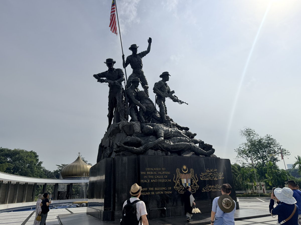 uryuhirano's tweet photo. マレーシア視察に来ております。

昨日はクアラルンプール日本人墓地を訪れ、日本から遠く離れた地で祖国のために尽くされた先人の御霊に、感謝と敬意を捧げました。

現地に立って初めて見える景色があり、初めて感じる重みがあります。

見て、感じて、学んだことを、今後の活動につなげてまいります。