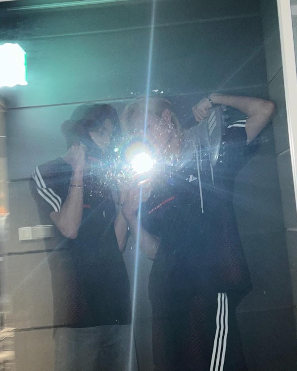 luvit1115's tweet photo. 이 날 공놀이즈 셀카 더 없나 ㅠㅠ https://t.co/KNIN8ryV92