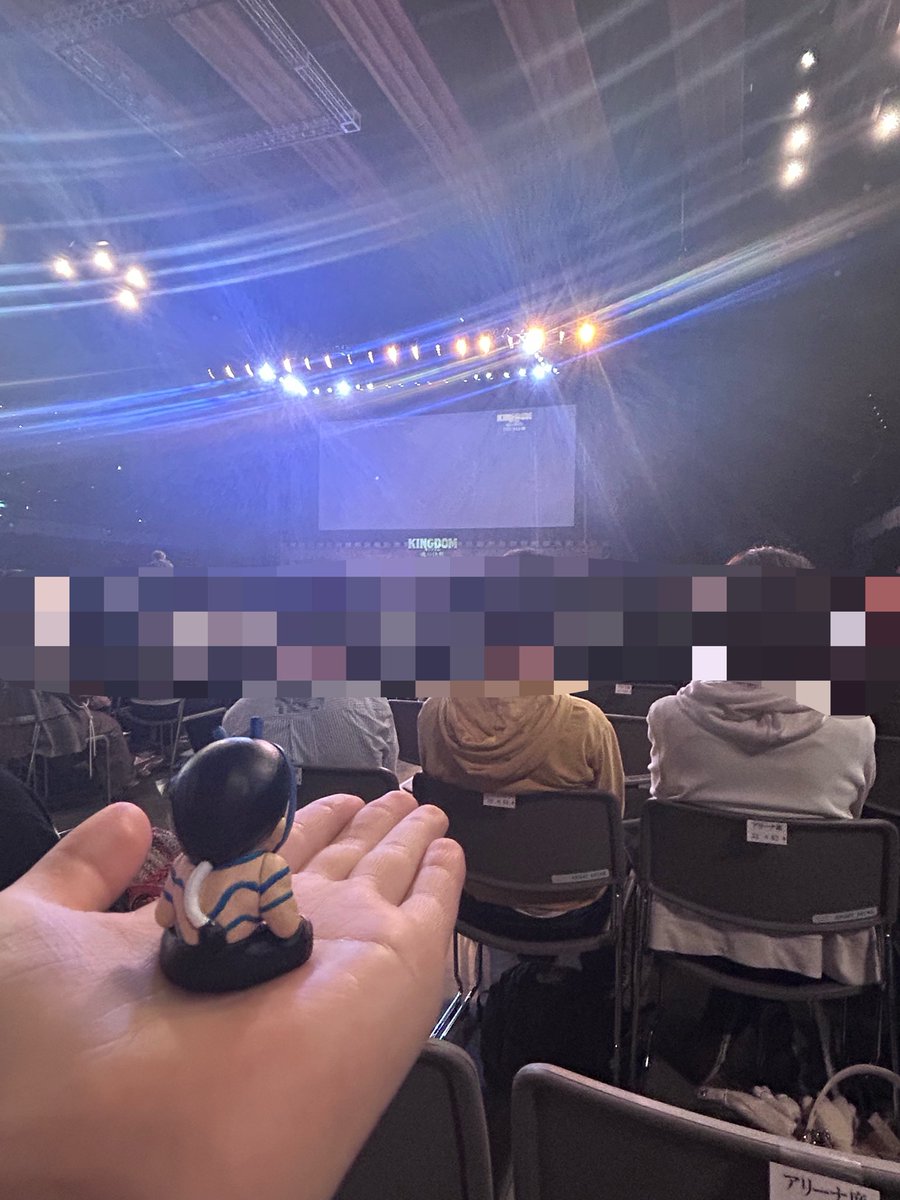 0san__7's tweet photo. アリーナ最後列なんだけど後ろにもステージみたいなのあって勝手に浮かれてるおばさん https://t.co/6PIb4QVmWx